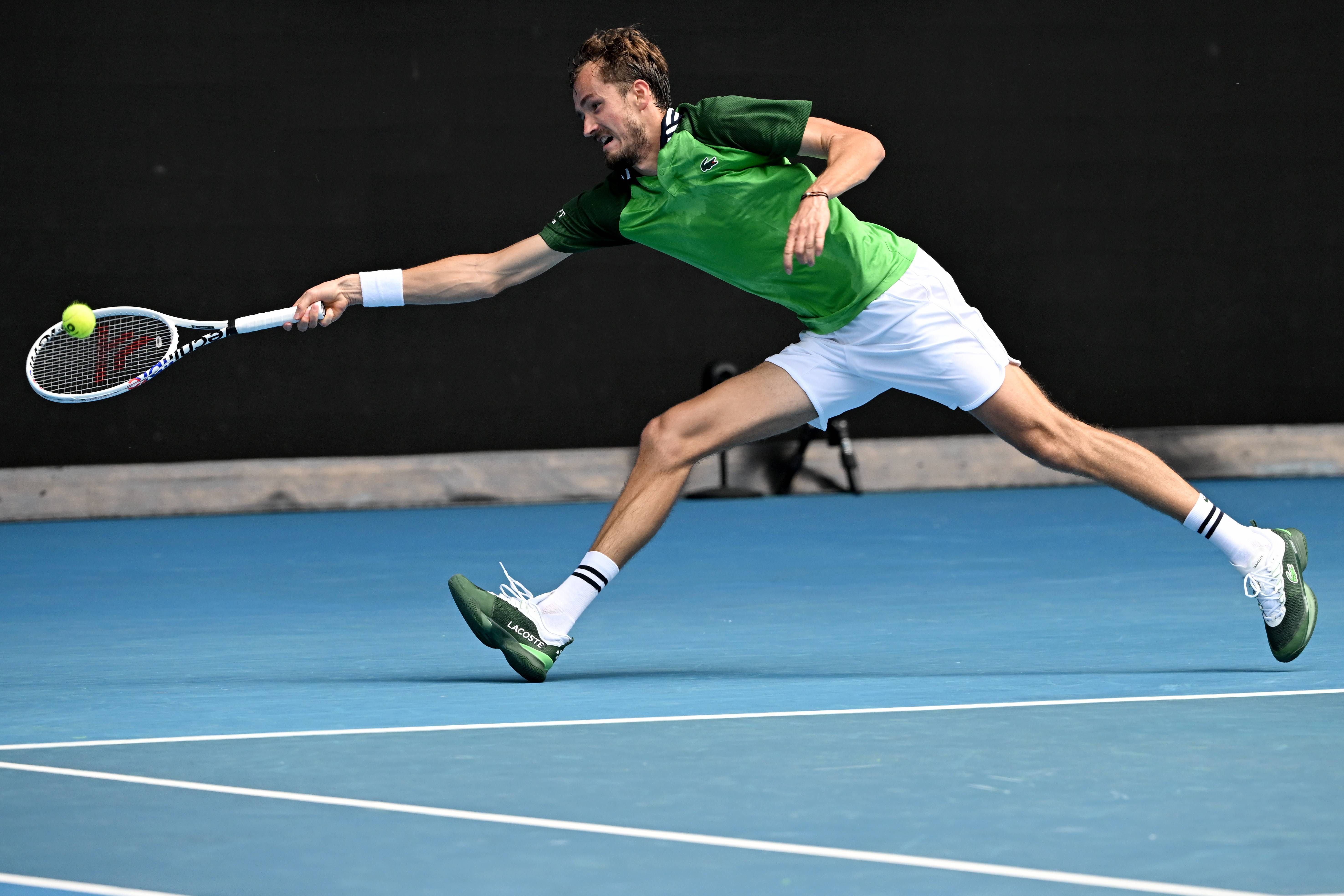 意大利网球队翻盘英国网球队,梅德韦杰夫高光表现 意大利网球队翻盘英国网球队,梅德韦杰夫高光表现