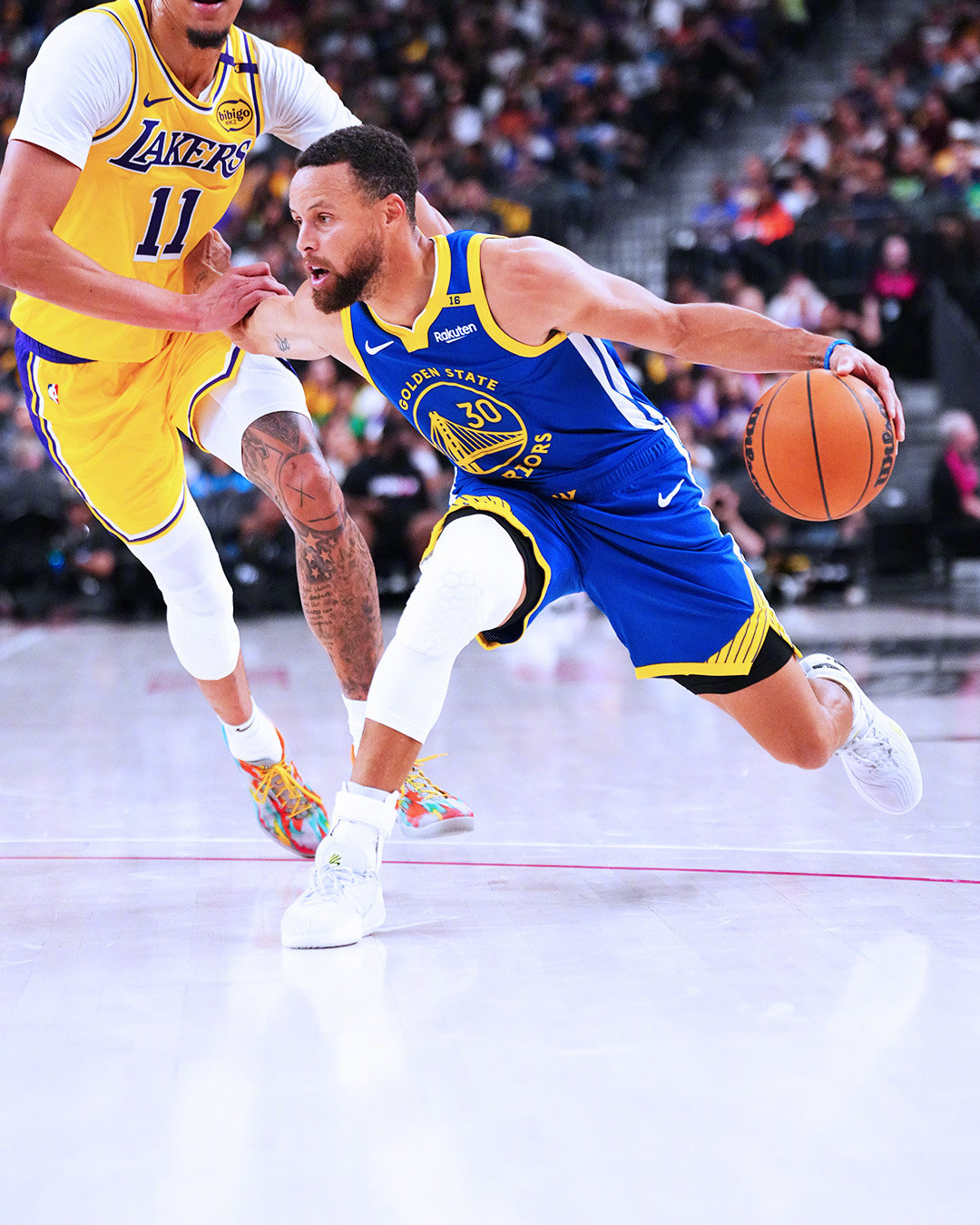 猛龙险胜湖人,布克点燃赛场 猛龙险胜湖人,布克点燃赛场