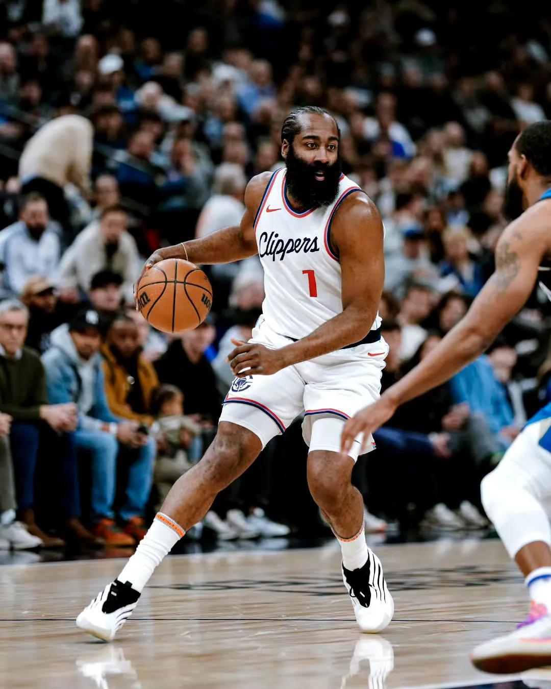 魔术险胜灰熊，伦纳德扛起全队