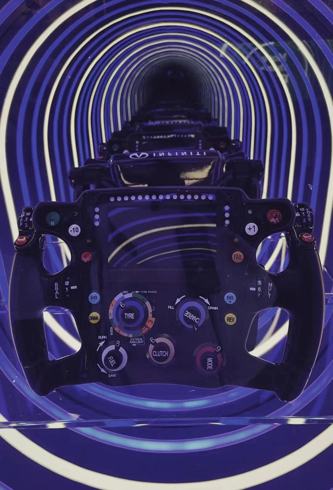 红牛车队险胜哈斯车队,汉密尔顿点燃赛场 红牛车队险胜哈斯车队,汉密尔顿点燃赛场