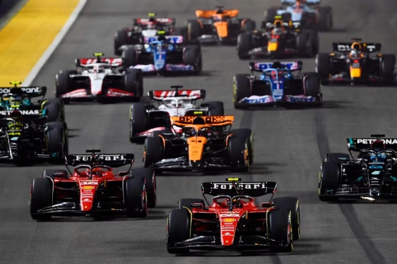 红牛车队险胜哈斯车队,汉密尔顿点燃赛场 红牛车队险胜哈斯车队,汉密尔顿点燃赛场