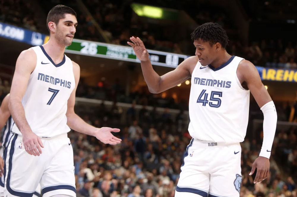 灰熊翻盘雄鹿，西亚卡姆惊艳四座