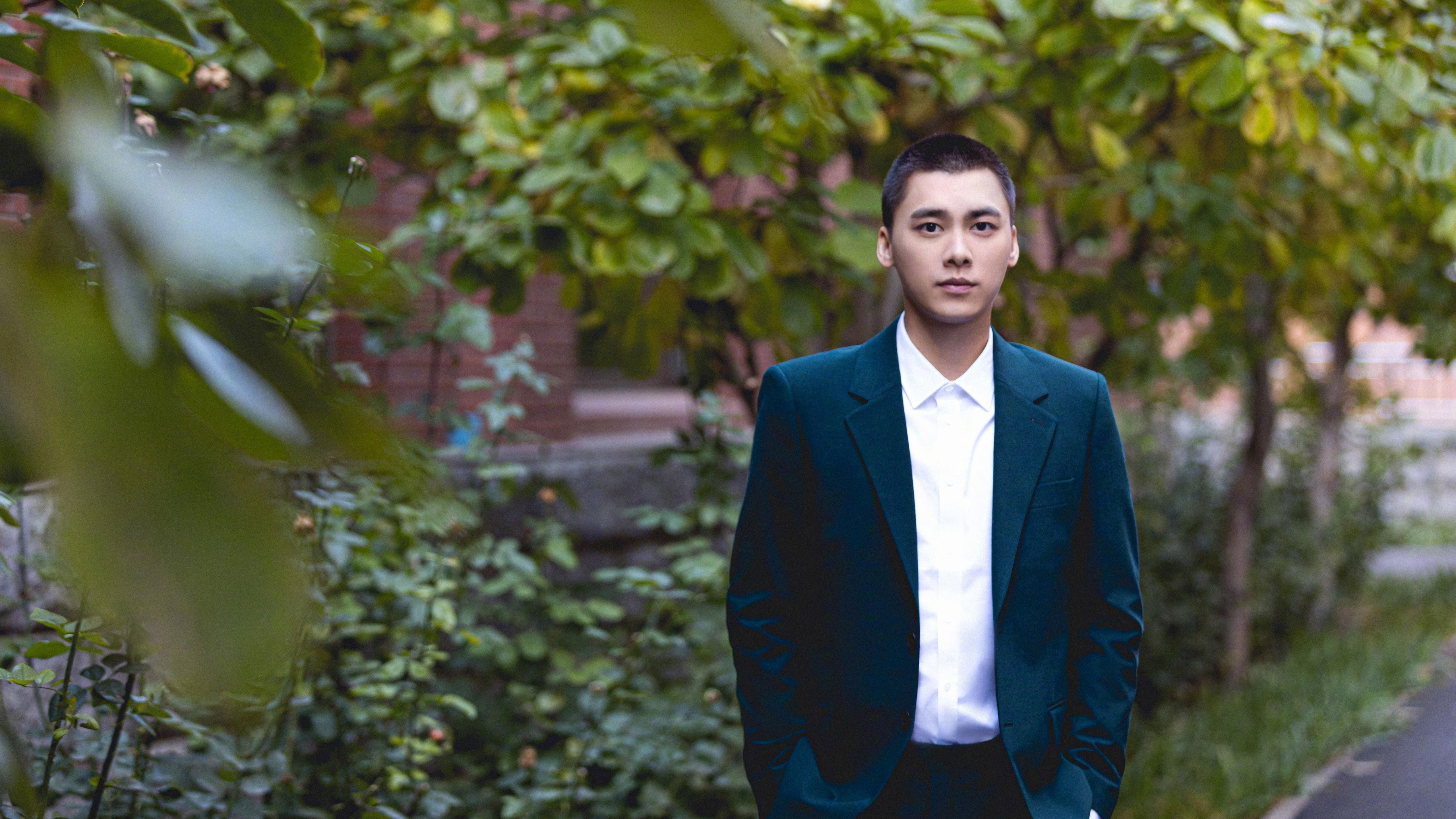 八年前的团队压制,今天的巨星接管,一条时间线上的两个答案